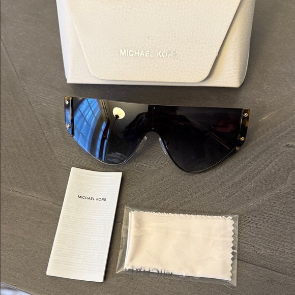 Michael Kors Park City MK1080 Sunglasses with cleaning cloth and Snap case. NWT